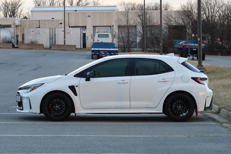 Rally Armor 2023+ Toyota GR Corolla Guardabarros rojo UR con logotipo negro